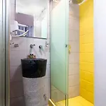 Estian Deluxe يميناريا