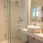 Estian Deluxe يميناريا